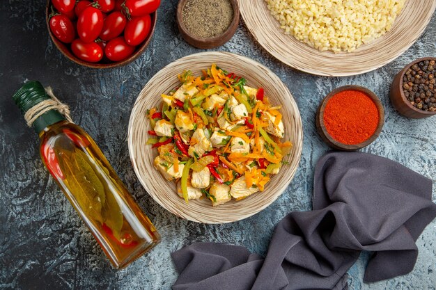 Vista superior da salada de frango com vegetais e tomates em piso claro