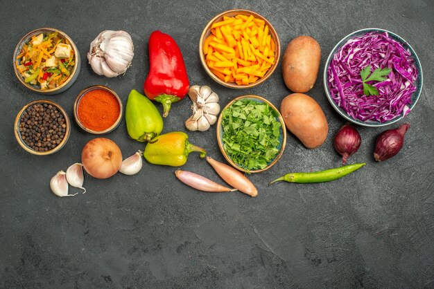 Vista superior da salada de frango com vegetais na mesa escura refeição dieta saúde