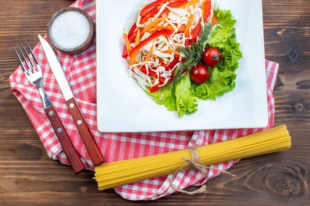 Vista superior da salada de vegetais na superfície marrom