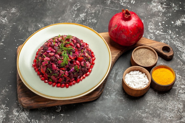 Foto grátis vista superior da salada de vinagrete com beterraba e feijão na superfície cinza