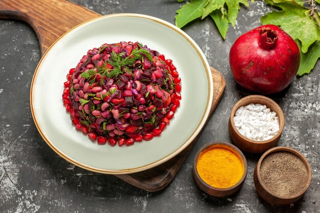 Vista superior da salada de vinagrete com beterraba e feijão na superfície escura