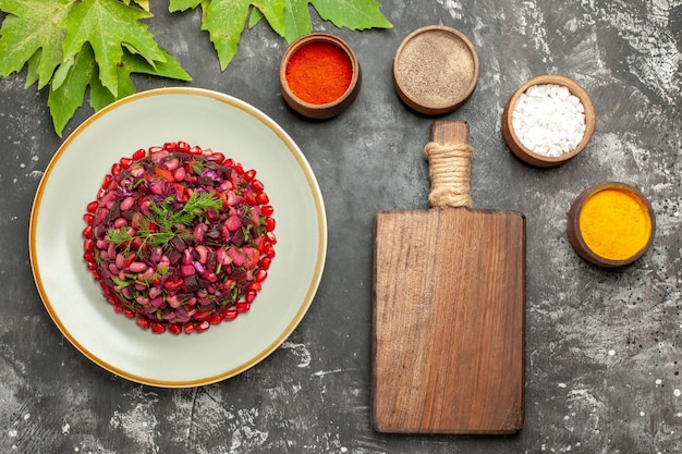 Foto grátis vista superior da salada de vinagrete com temperos na superfície escura