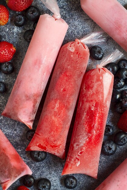 Foto grátis vista superior da sobremesa de frutas brasileiras congeladas