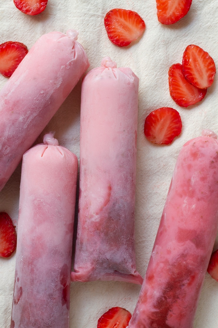 Foto grátis vista superior da sobremesa de frutas brasileiras congeladas
