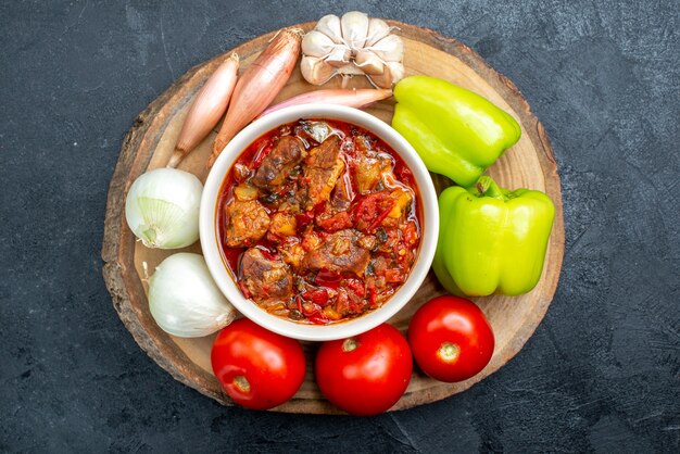 Foto grátis vista superior da sopa de legumes com legumes frescos no cinza