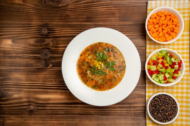 Vista superior da sopa de vegetais com carne e verduras na mesa de sopa de comida de refeição de vegetais