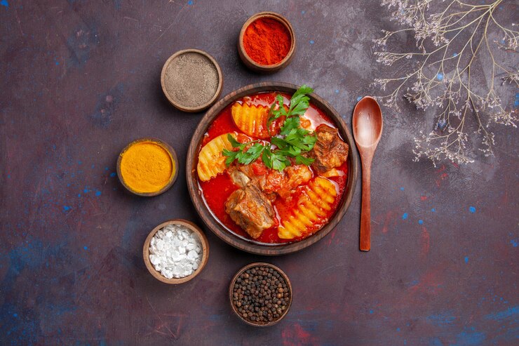 Foto grátis vista superior da sopa saborosa de molho de carne com temperos no preto