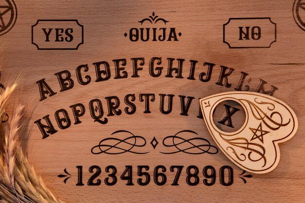 Vista superior da tábua ouija de madeira