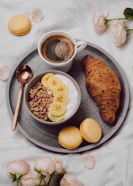 Vista superior da tigela do café da manhã com cereais e croissant