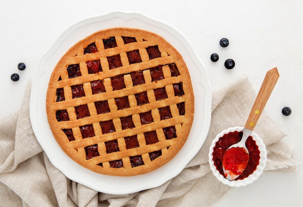 Foto grátis vista superior da torta de geleia de frutas da floresta