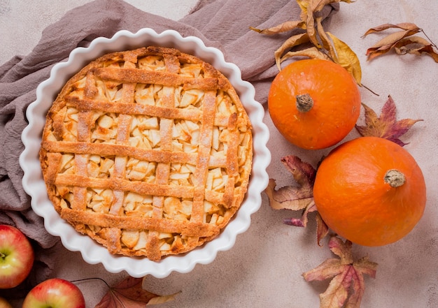 Foto grátis vista superior da torta de maçã de ação de graças com folhas de outono