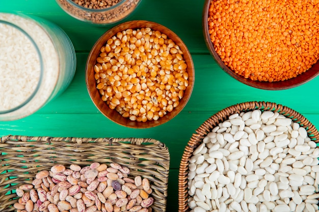 Vista superior da variedade de cereais e leguminosas - grãos de feijão, lentilhas vermelhas, arroz e trigo sarraceno