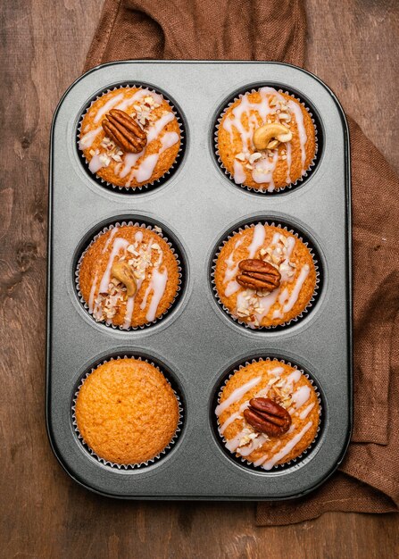 Vista superior da variedade de muffins na bandeja