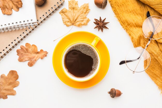 Vista superior da xícara de café com copos e folhas de outono