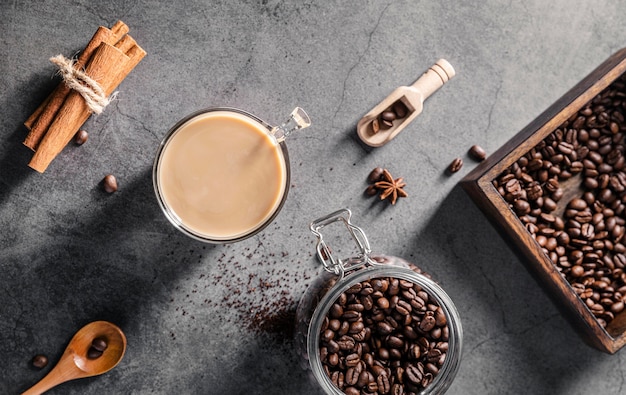 Vista superior da xícara de café com paus de canela e jarra