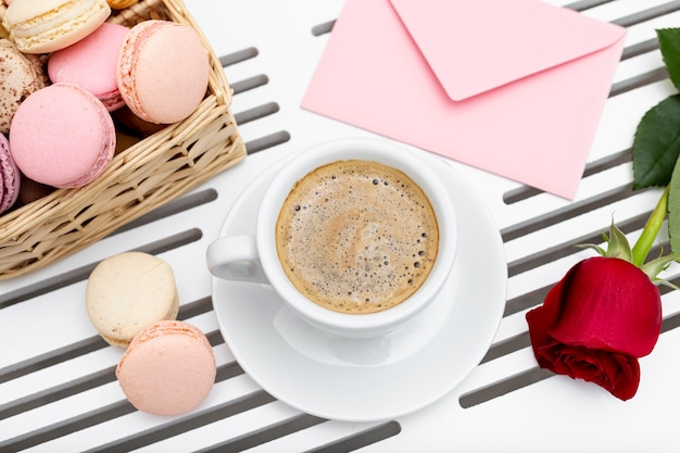 Vista superior da xícara de café com rosa para dia dos namorados