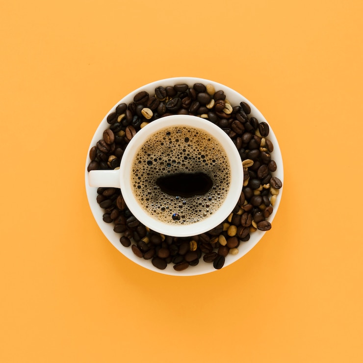 Foto grátis vista superior da xícara de café e feijão