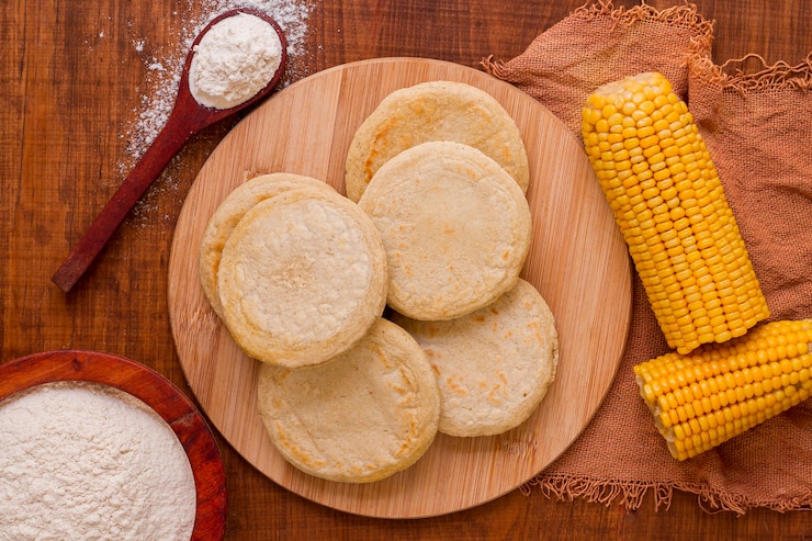 Foto grátis vista superior das arepas com milho e farinha