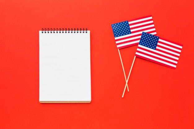 Vista superior das bandeiras americanas com notebook