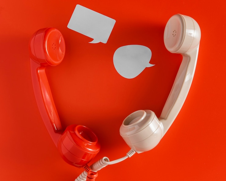 Foto grátis vista superior das bolhas de bate-papo com dois receptores de telefone e cabo