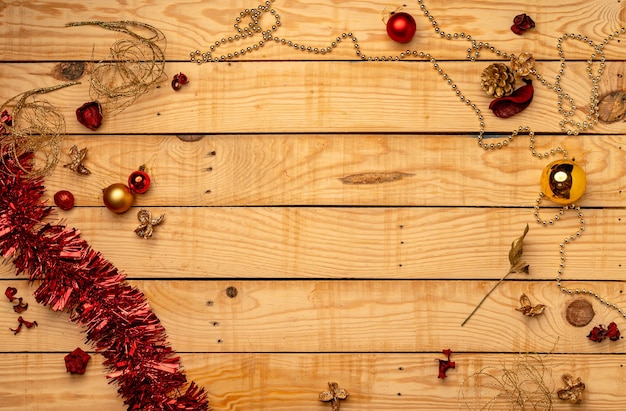 Vista superior das decorações de Natal em uma textura de madeira