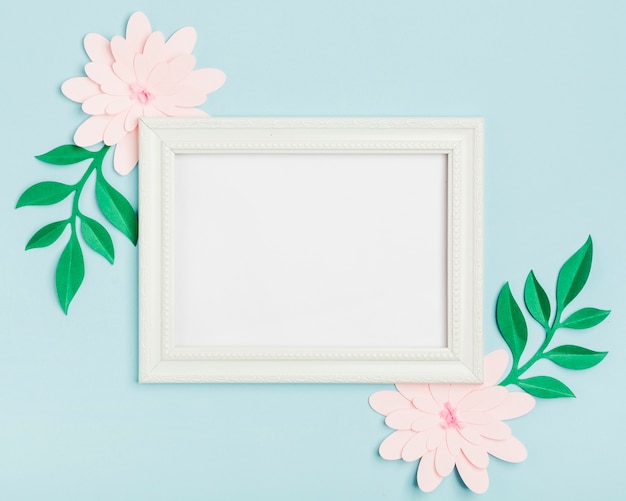 Vista superior das flores de primavera de papel com moldura