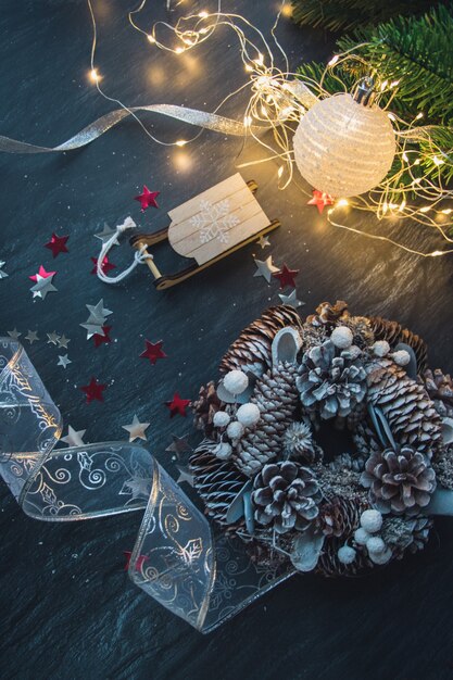 Vista superior das luzes e decorações de Natal na mesa de madeira