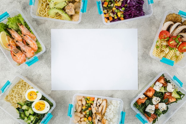 Foto grátis vista superior das refeições em caçarolas com salada e camarão