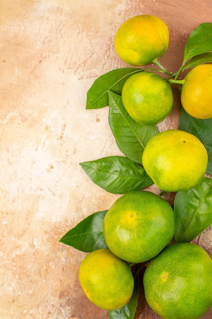 Foto grátis vista superior das tangerinas verdes ácidas no fundo claro