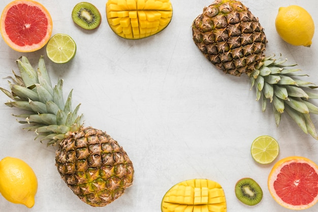 Vista superior de abacaxi orgânico com toranja e kiwi