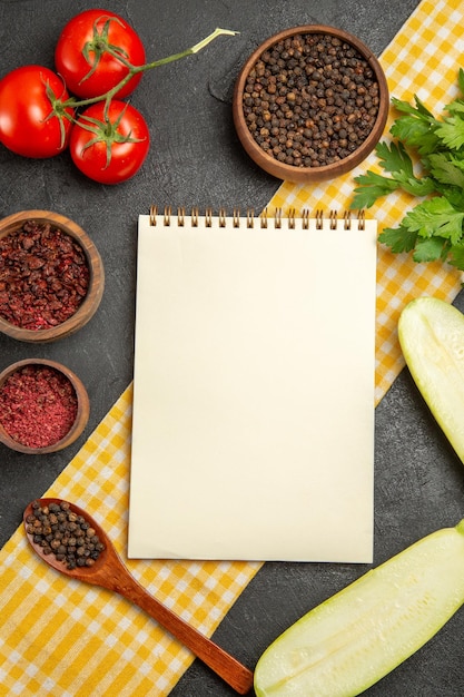 Vista superior de abóboras frescas com temperos e tomates na superfície cinza