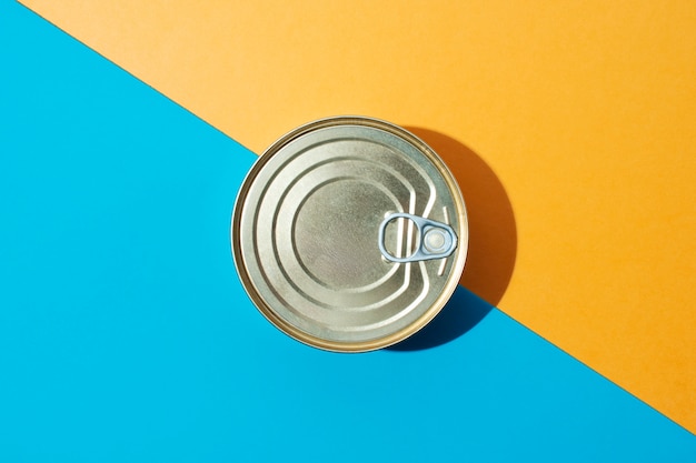 Vista superior de alimentos embalados em lata
