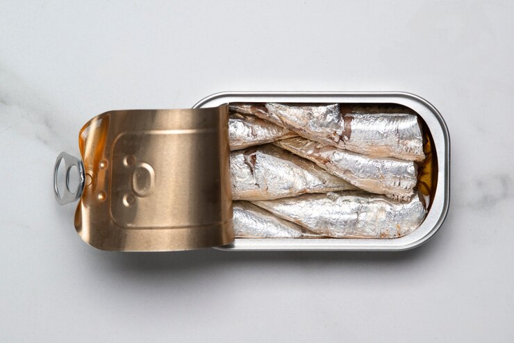 Foto grátis vista superior de alimentos embalados em latas