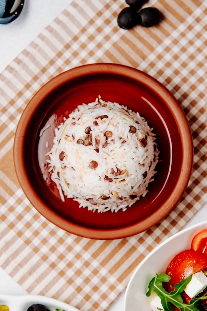 Vista superior de arroz cozido com feijão na mesa