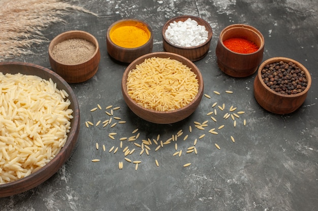 Vista superior de arroz cozido simples com diferentes especiarias