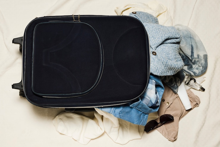 Foto grátis vista superior de bagagem e roupas de viagem