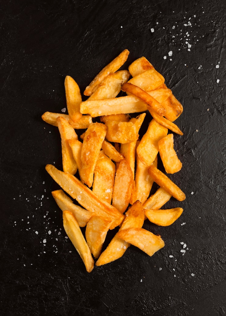 Foto grátis vista superior de batatas fritas salgadas