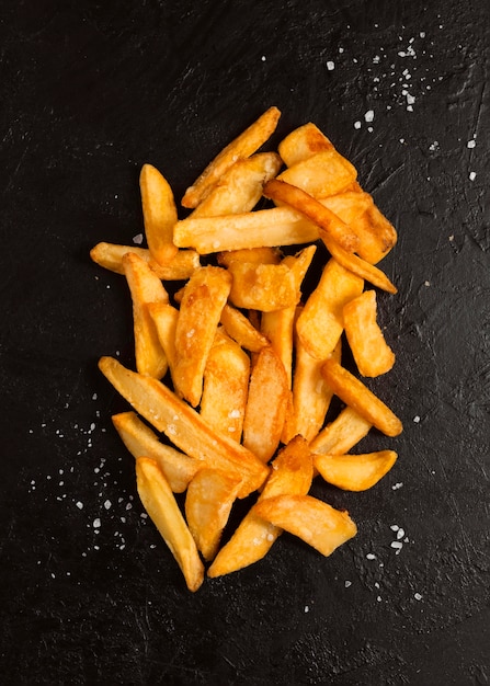 Vista superior de batatas fritas salgadas
