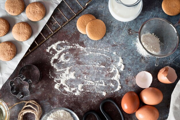 Vista superior de biscoitos com farinha e ovos