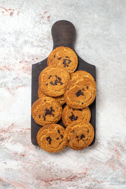 Vista superior de biscoitos de areia deliciosos, doces perfeitos para chá na superfície branca