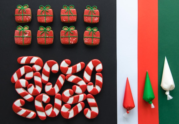 Foto grátis vista superior de biscoitos de gengibre artesanais coloridos de natal