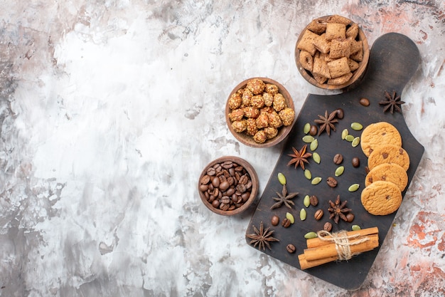 Vista superior de biscoitos doces com café e nozes na mesa de luz