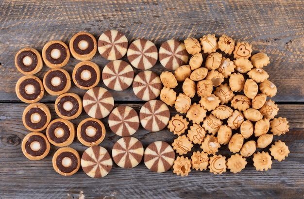 Vista superior de biscoitos e biscoitos na horizontal de madeira escura
