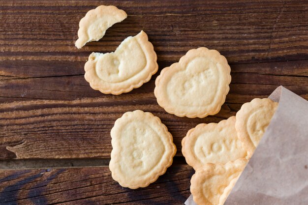 Vista superior de biscoitos em forma de coração com fundo de madeira
