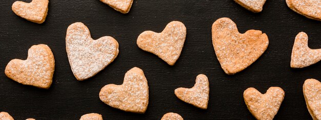 Vista superior de biscoitos em forma de coração para dia dos namorados