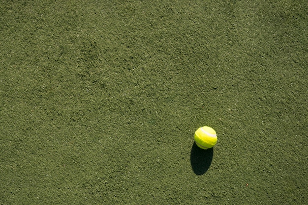 Vista superior de bola de tênis no campo