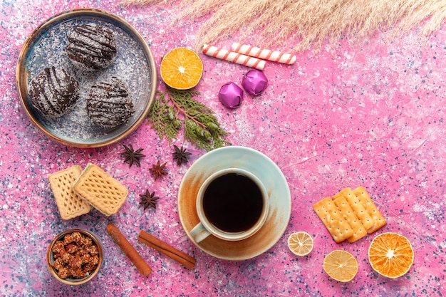Vista superior de bolos de chocolate com waffles e xícara de chá rosa