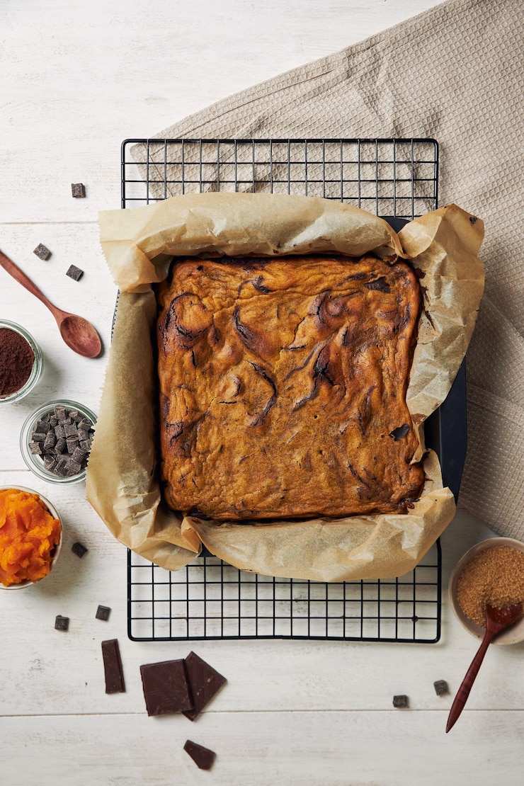 Foto grátis vista superior de brownies de abóbora deliciosos recém-assados em uma assadeira