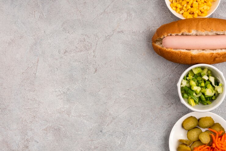 Foto grátis vista superior de cachorro-quente com variedade de recheio extra e espaço de cópia