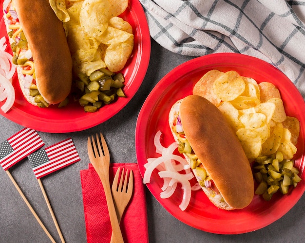 Vista superior de cachorros-quentes e batatas fritas no prato